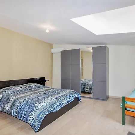 3 Bedroom In Saint-genis-des-fontai Casa vacanze *