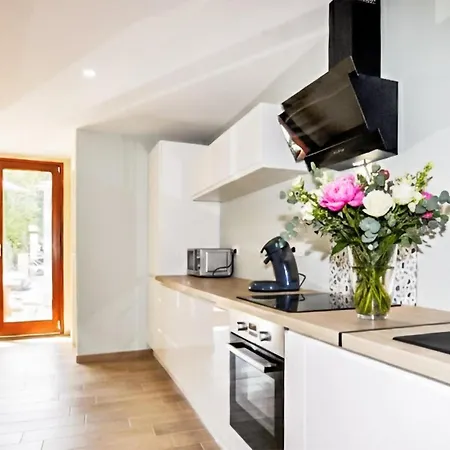 3 Bedroom Stunning In Saint-genis-des-fontai *