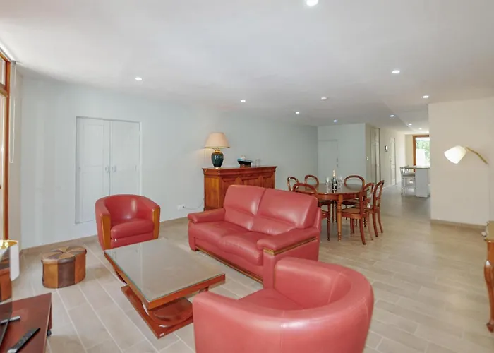 3 Bedroom In Saint-genis-des-fontai Dom wakacyjny